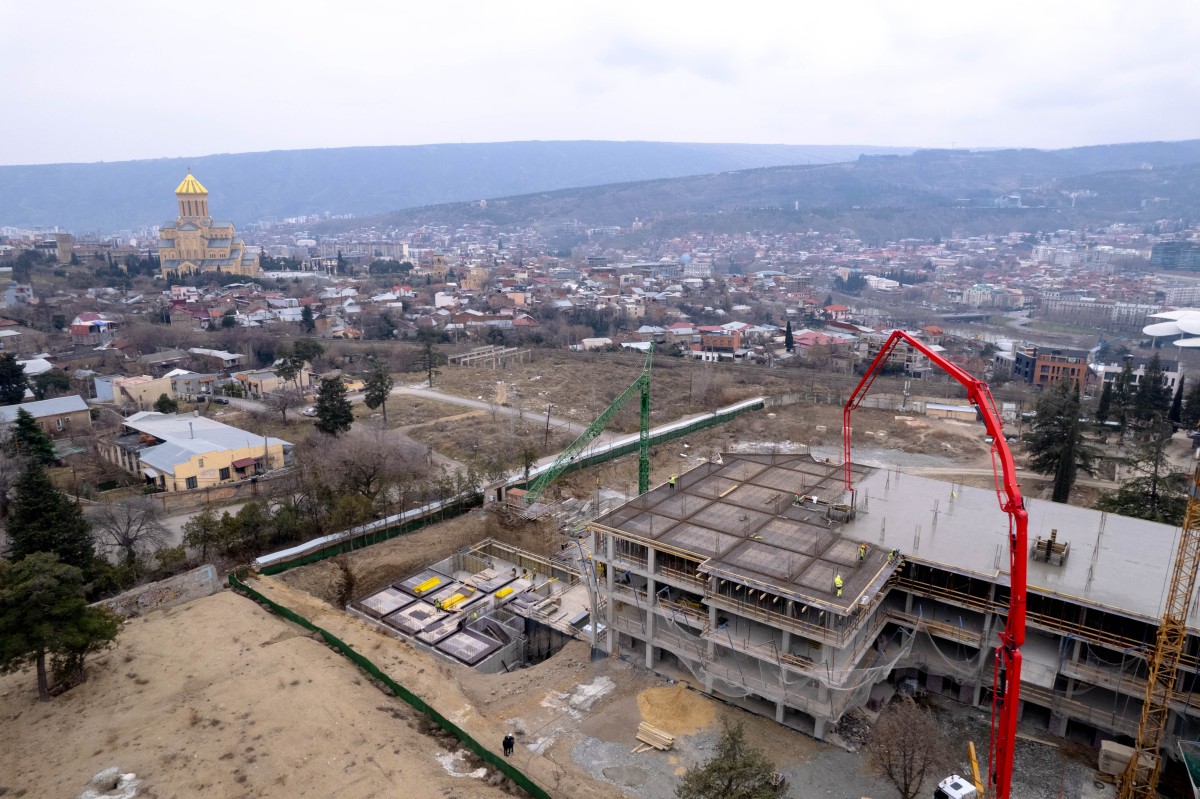 არსენალი რეზიდენსში აქტიურად მიმდინარეობს A და B ბლოკის მშენებლობა